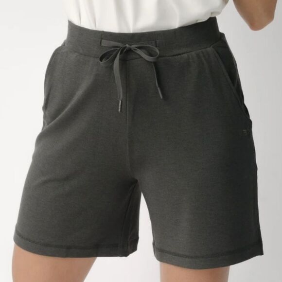 928 NWT Women's Brushed Bamboo Mid-Length Shorts Sz Large 6" Length - Picture 1 of 7